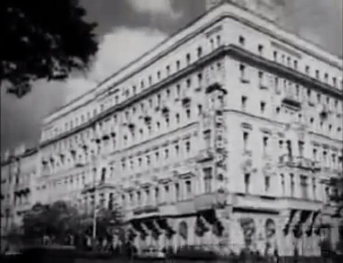 Năm 1923, Nguyễn Ái Quốc tới Moskva (Nga) để tham gia các hoạt động của Quốc tế Cộng sản. Người sống và làm việc từ cuối năm 1923 đến đầu năm 1924 tại khách sạn Lux - số 10 phố Tverskaya. Khách sạn Lux lúc này là nơi được dành riêng cho cán bộ, lãnh tụ giai cấp công nhân từ khắp nơi đến với Quốc tế Cộng sản. (Ảnh: Tư liệu/TTXVN phát)