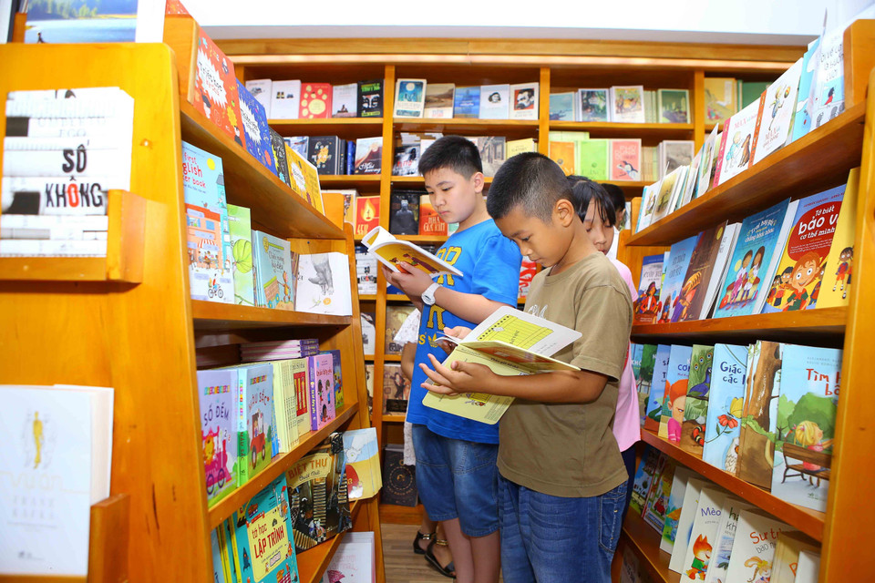 Thiếu nhi Hà Nội tìm đọc những cuốn sách ưng ý tại Hội sách thiếu nhi nhân ngày Quốc tế thiếu nhi 1/6/2017. (Ảnh: Minh Quyết/TTXVN)