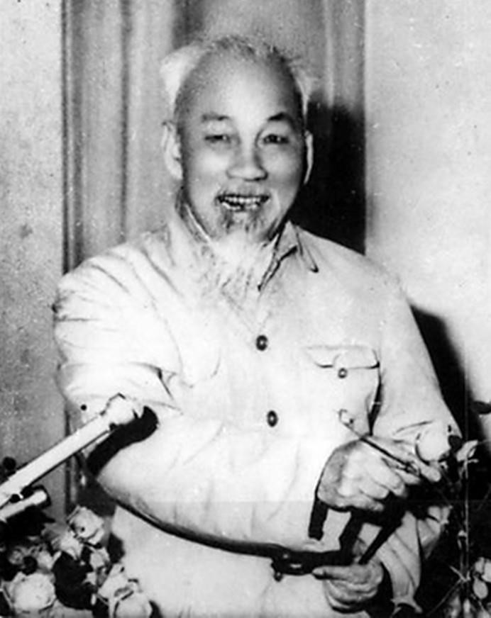 Bác Hồ đọc thư chúc Tết, Xuân Mậu Thân 1968. (Ảnh: Tư liệu TTXVN)