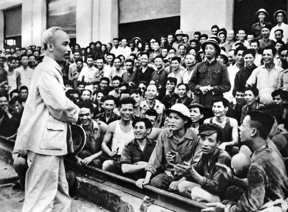 Đến thăm nhà máy xe lửa Gia Lâm ngày 19/5/1955, Chủ tịch Hồ Chí Minh nhắc nhở công nhân, cán bộ phát huy truyền thống cách mạng của nhà máy. (Ảnh: Tư liệu TTXVN)