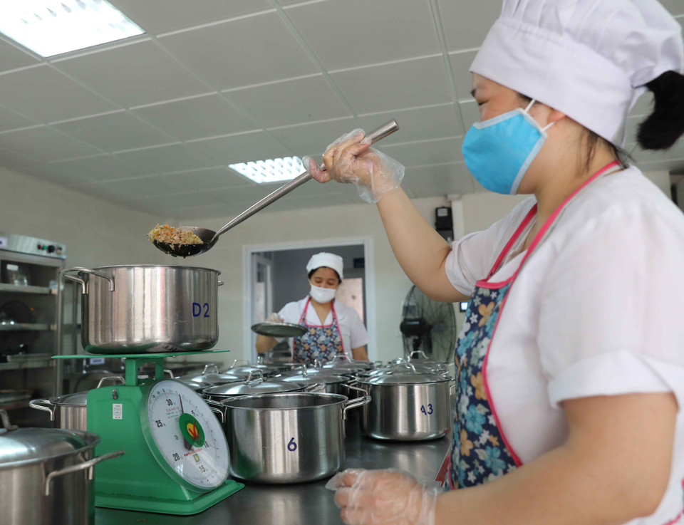 Chia định lượng khẩu phần ăn tại bếp ăn trường Mầm non Ánh Sao, quận Cầu Giấy. (Ảnh: Thanh Tùng/TTXVN)