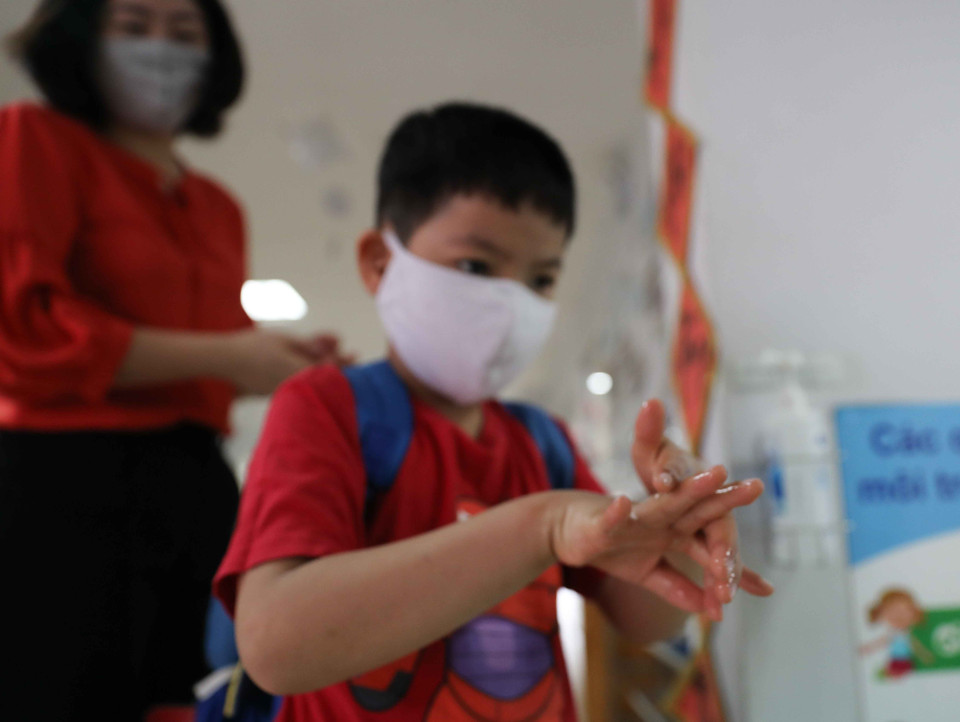 Ở lứa tuổi nhỏ, nhận thức còn hạn chế nên trẻ mầm non thường xuyên được giáo viên hướng dẫn, nhắc nhở rửa tay bằng dung dịch sát khuẩn. (Ảnh: Thanh Tùng/TTXVN)