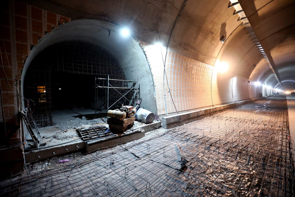 Thi công phần hầm lánh nạn thông giữa Hải Vân 1 và 2. (Ảnh: Huy Hùng/TTXVN)