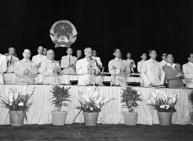 Chủ tịch Hồ Chí Minh tham gia Đoàn Chủ tịch kỳ họp thứ 6, Quốc hội khóa II, họp tại Hà Nội từ ngày 28/4 đến 8/5/1963. (Ảnh: TTXVN)