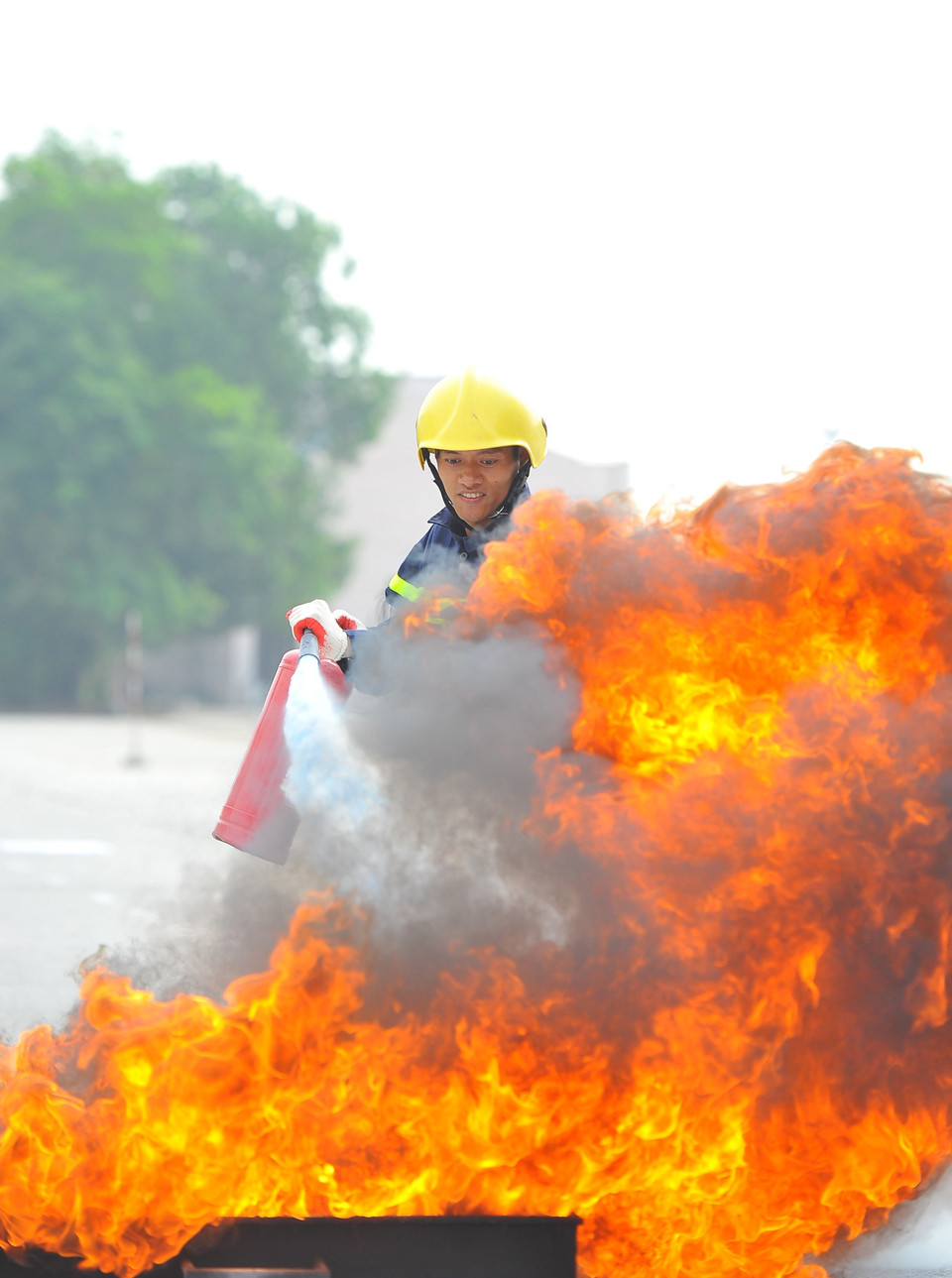 Chiến sỹ phòng cháy chữa cháy diễn tập xử lý đám cháy bằng bình cứu hỏa. (Ảnh: Minh Đức/TTXVN)