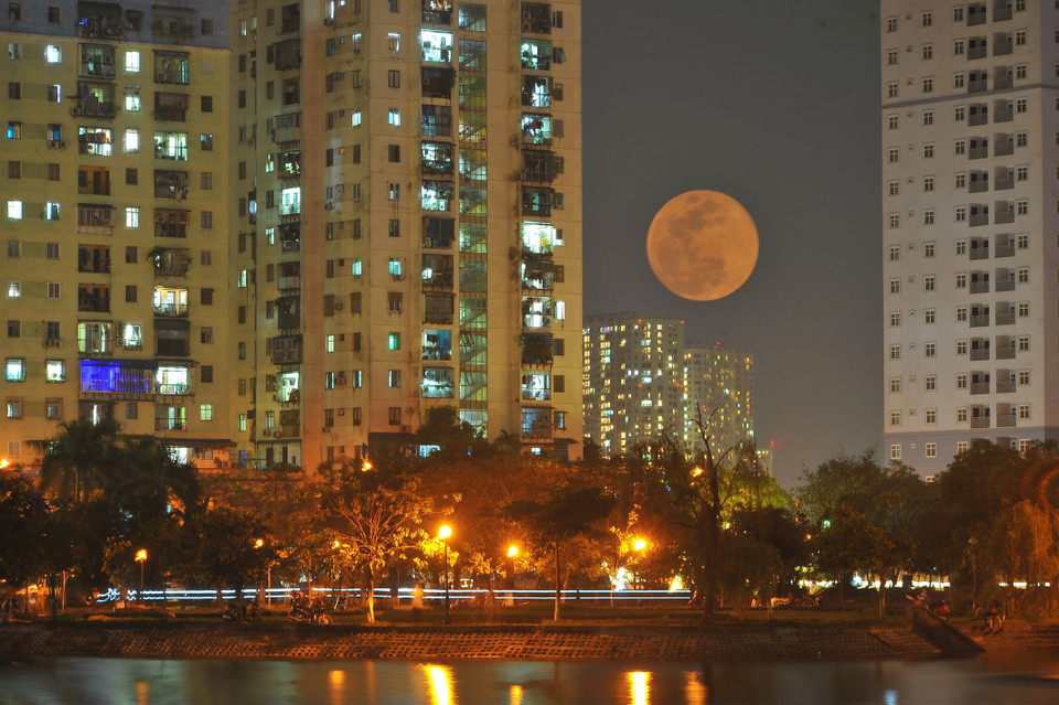 Siêu Trăng rực sáng và to hơn bình thường (Ảnh chụp lúc 19 giờ tại Hà Nội). (Ảnh: Minh Đức/TTXVN)