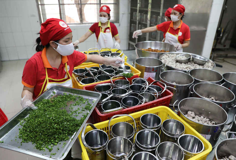 Thực phẩm dùng để chế biến bữa ăn bán trú cho trẻ được đảm bảo nguồn gốc dưới sự kiểm soát chặt chẽ của Ban an toàn thực phẩm trong mỗi nhà trường. (Ảnh: Thanh Tùng/TTXVN)