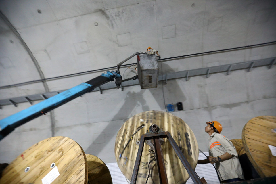 Lắp đặt thiết bị cơ điện trong hầm Hải Vân 2. (Ảnh: Huy Hùng/TTXVN)