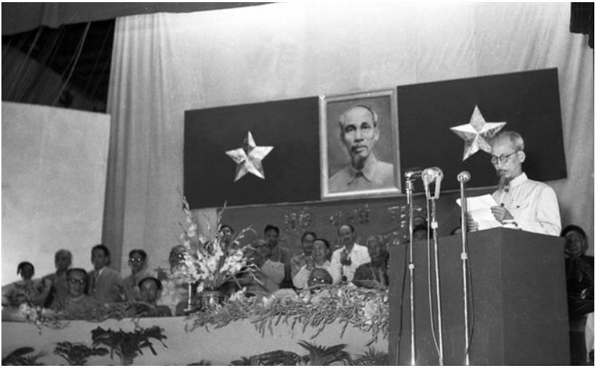 Chủ tịch Hồ Chí Minh phát biểu tại phiên khai mạc Đại hội Mặt trận Dân tộc thống nhất toàn quốc diễn ra từ ngày 5 - 10/9/1955 tại Hà Nội, quyết định thành lập Mặt trận Tổ quốc Việt Nam, kế tục sự nghiệp của Mặt trận Liên Việt. (Ảnh: Tư liệu TTXVN)