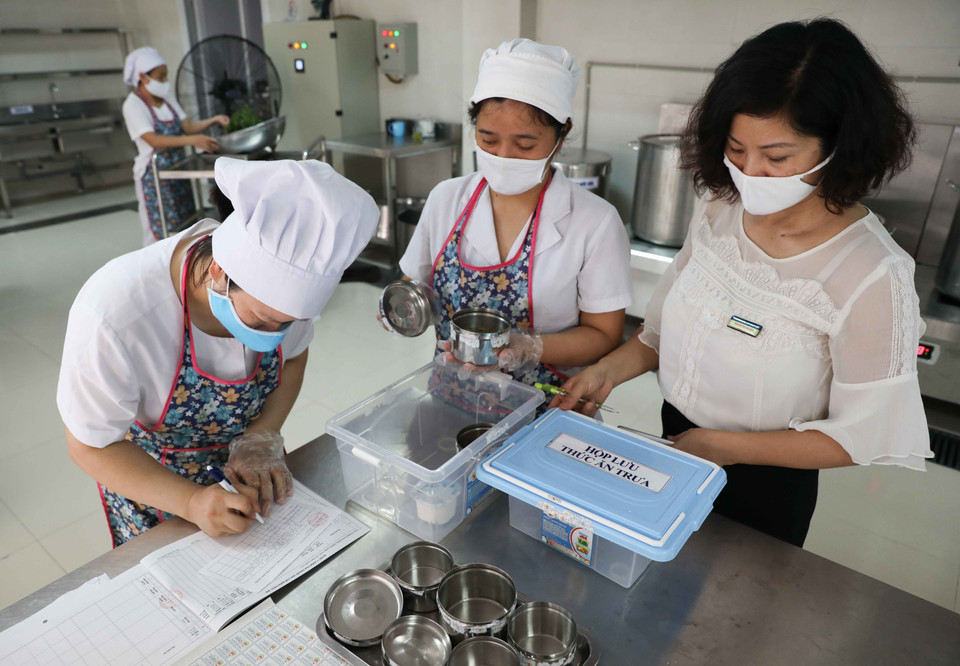 Mẫu thức ăn hàng ngày luôn được niêm phong, bảo quản đúng tiêu chuẩn. (Ảnh: Thanh Tùng/TTXVN)