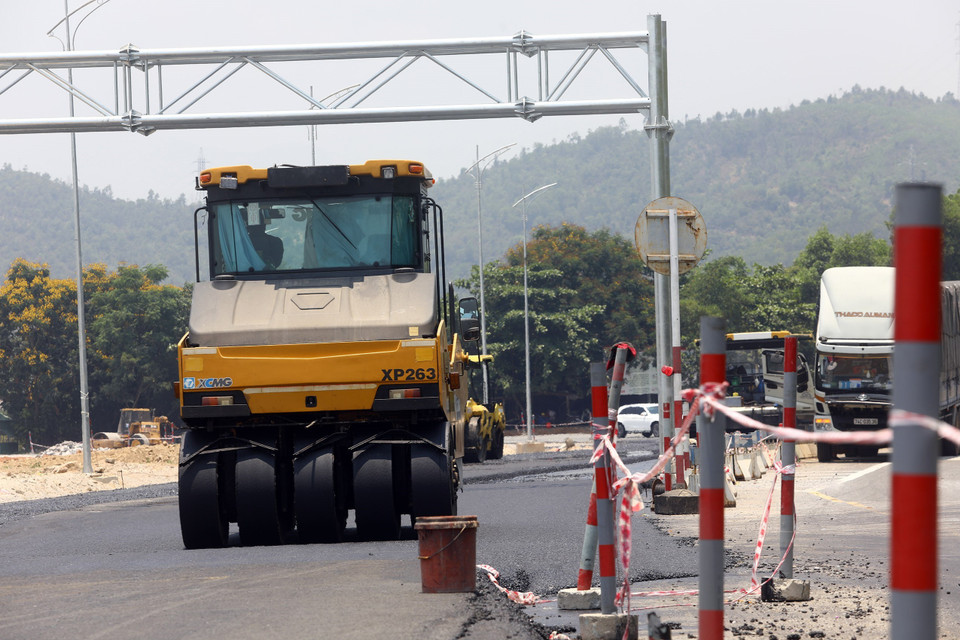 Thảm bêtông nhựa tại đường dẫn phía Nam hầm Hải Vân (địa phận Đà Nẵng). (Ảnh: Huy Hùng/TTXVN)