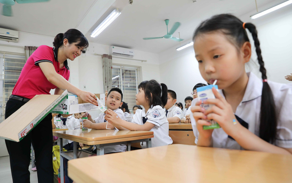 Học sinh trường Tiểu học Nghĩa Tân, quận Cầu Giấy, uống sữa học đường ngay từ ngày đầu đi học lại. (Ảnh: Thanh Tùng/TTXVN)