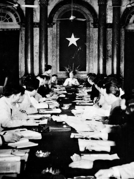 Ngày 3/12/1957, Chủ tịch Hồ Chí Minh chủ toạ phiên họp cuối năm của Hội đồng Chính phủ bàn việc tổng kết kế hoạch 1957 và kế hoạch 3 năm (1958-1960). (Ảnh: TTXVN)