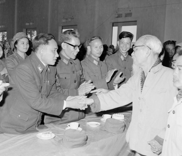 Chủ tịch Hồ Chí Minh thăm bộ đội phòng không-không quân ngày 16/2/1969. (Ảnh: TTXVN)