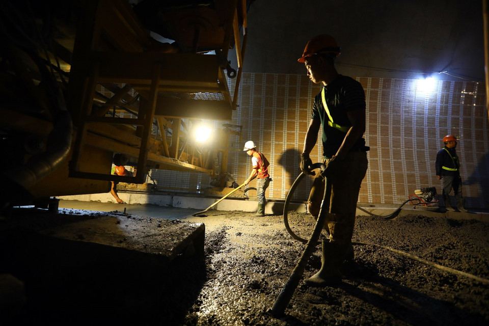 Công nhân đang hoàn thiện nốt những mét bêtông cuối cùng trong hầm. (Ảnh: Huy Hùng/TTXVN)