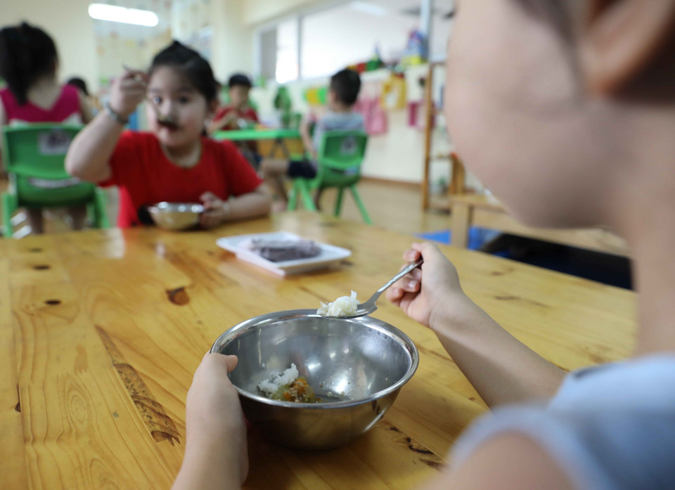 Bữa ăn bán trú của trẻ mầm non được trú trọng kiểm soát chặt chẽ trong từng khâu và đảm bảo đầy đủ chất dinh dưỡng. (Ảnh: Thanh Tùng/TTXVN)