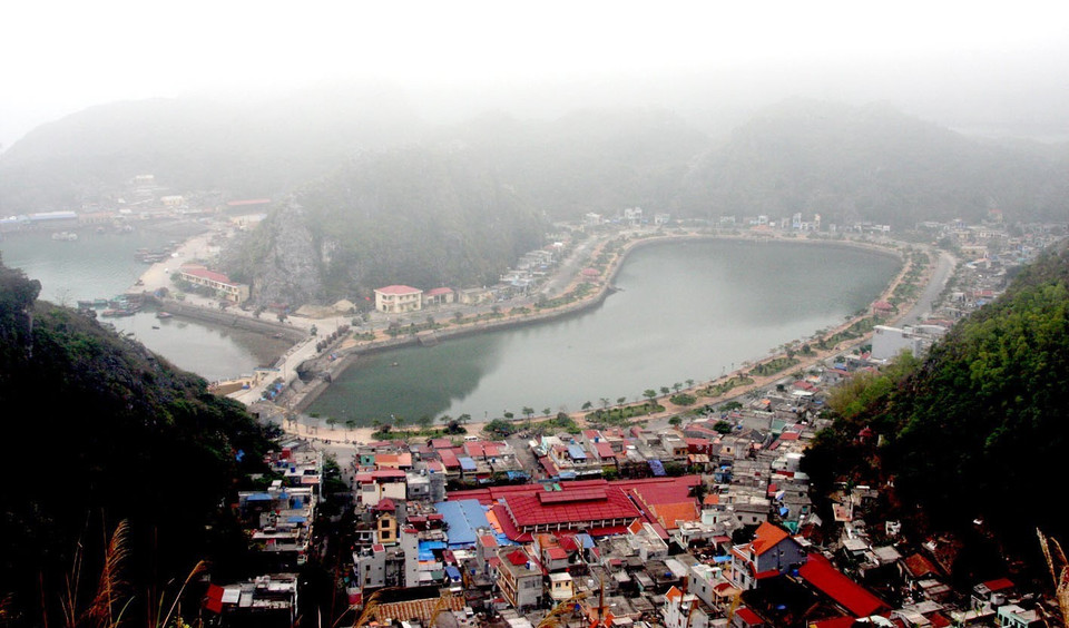 Đảo Cát Bà, huyện Cát Hải đang trở thành điểm du lịch lý tưởng của Hải Phòng,nơi du khách có thể hòa mình và khám phá thiên nhiên nguyên sơ hùng vĩ, với đường bờ biển tuyệt đẹp cùng hệ sinh thái đa dạng. (Ảnh: Huy Hùng/TTXVN)