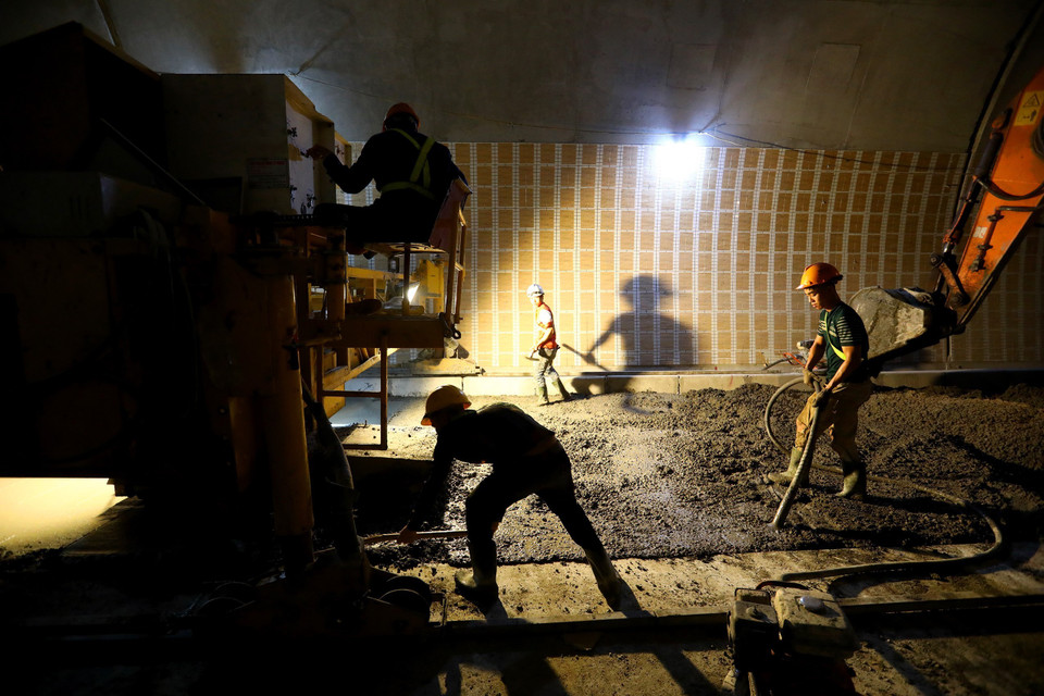 Đổ những mẻ bêtông cuối cùng trong hầm Hải Vân 2. (Ảnh: Huy Hùng/TTXVN)