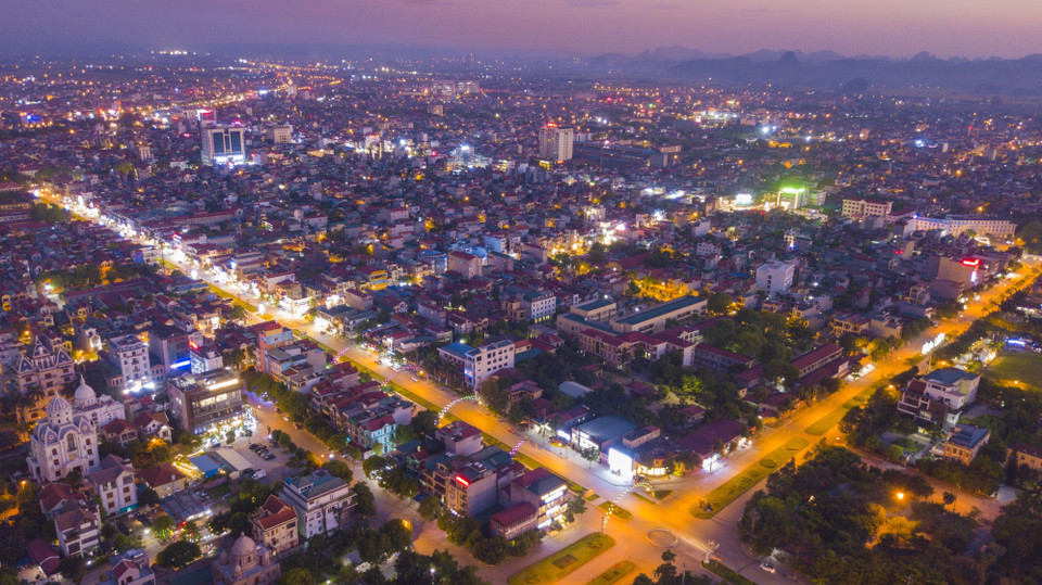 Một góc thành phố Ninh Bình khi lên đèn được nhìn từ trên cao. (Ảnh: Minh Đức/TTXVN)