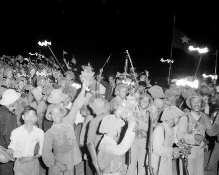 4 giờ sáng ngày 13/5/1955, nhân dân Hải Phòng đốt đuốc chào mừng bộ đội tiếp quản khu Trung ương. (Ảnh: Tư liệu TTXVN)