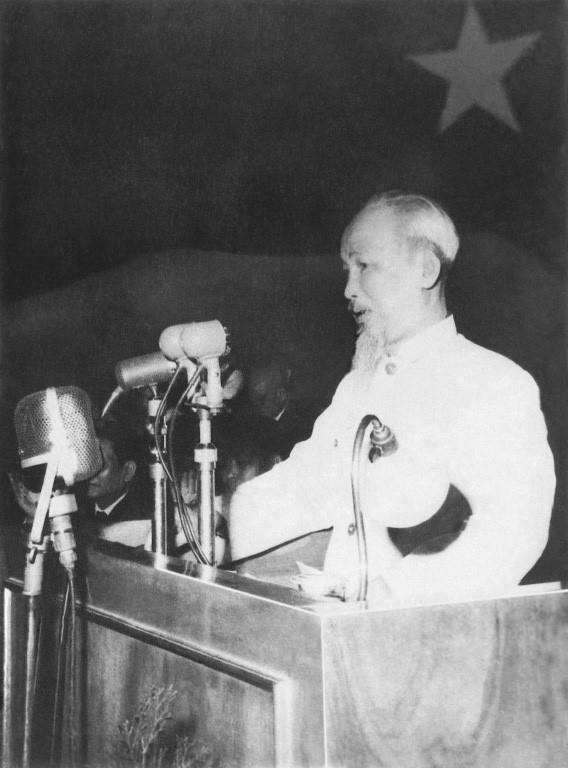 Tại Hội nghị Chính trị đặc biệt ngày 27/3/1964, Bác Hồ khẳng định: Miền Nam thật xứng với danh hiệu Thành đồng của Tổ quốc và kêu gọi đồng bào miền Bắc: Mỗi người chúng ta phải làm việc bằng hai để đền đáp lại cho đồng bào miền Nam ruột thịt. (Ảnh: Tư liệu TTXVN)