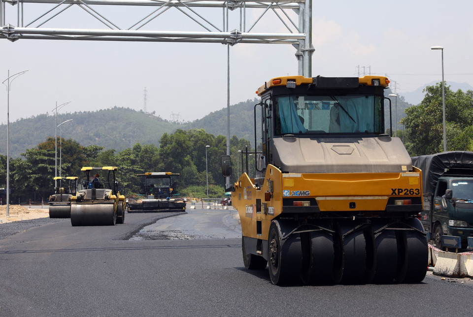 Thảm bêtông nhựa những mét đường cuối cùng tại đường dẫn phía Nam (địa phận Đà Nẵng). (Ảnh: Huy Hùng/TTXVN)