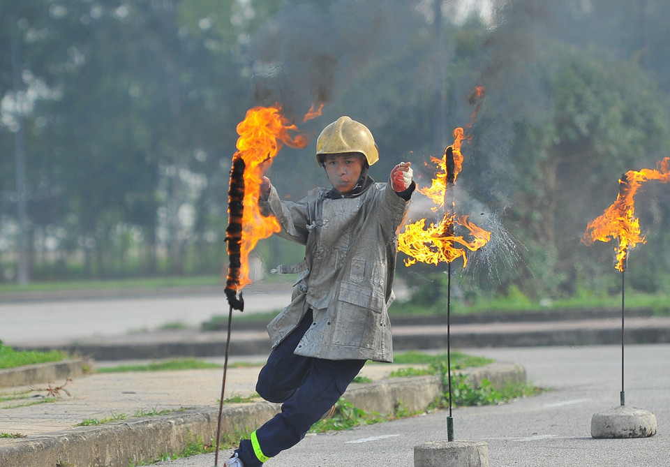 Những bài thực hành thể lực cơ bản của lính cứu hỏa. (Ảnh: Minh Đức/TTXVN)