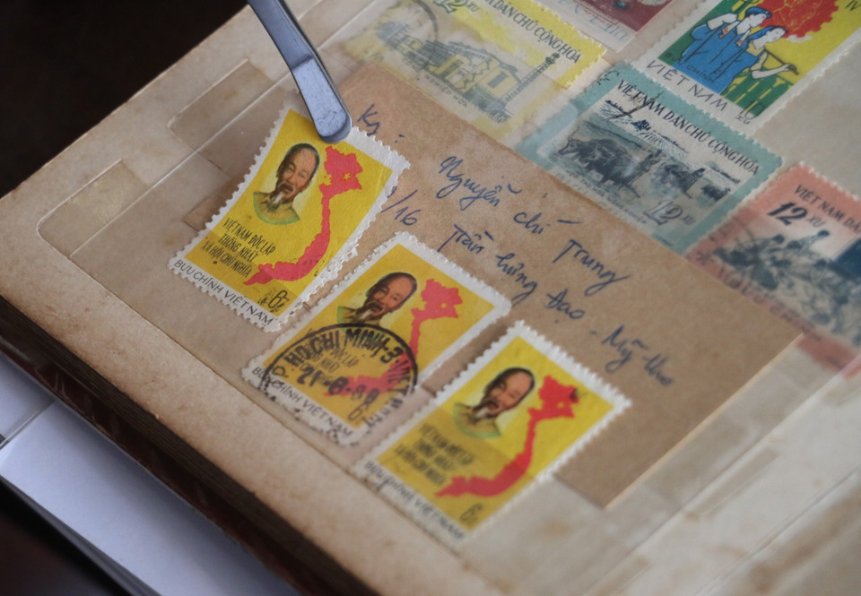 Những con tem có hình ảnh Bác Hồ luôn được ông Huệ lưu giữ rất cẩn thận. (Ảnh: Công Mạo/TTXVN)