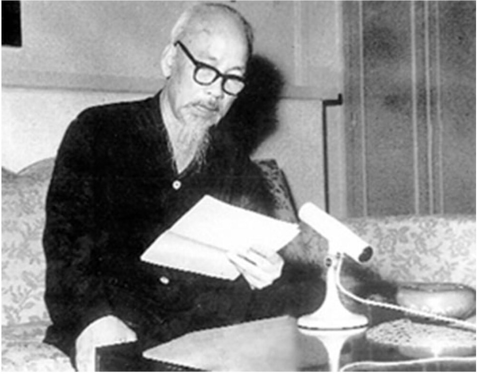 Ngày 17/7/1966, qua làn sóng của Đài phát thanh Tiếng nói Việt Nam, Chủ tịch Hồ Chí Minh đã đọc Lời kêu gọi đồng bào và chiến sĩ cả nước. Người nói: Chiến tranh có thể kéo dài 5 năm, 10 năm, 20 năm hoặc lâu hơn nữa. Hà Nội, Hải Phòng và một số thành phố, xí nghiệp có thể bị tàn phá, song nhân dân Việt Nam quyết không sợ! Không có gì quý hơn độc lập, tự do . Đến ngày thắng lợi, nhân dân ta sẽ xây dựng lại đất nước ta đàng hoàng hơn, to đẹp hơn!. (Ảnh: Tư liệu TTXVN)