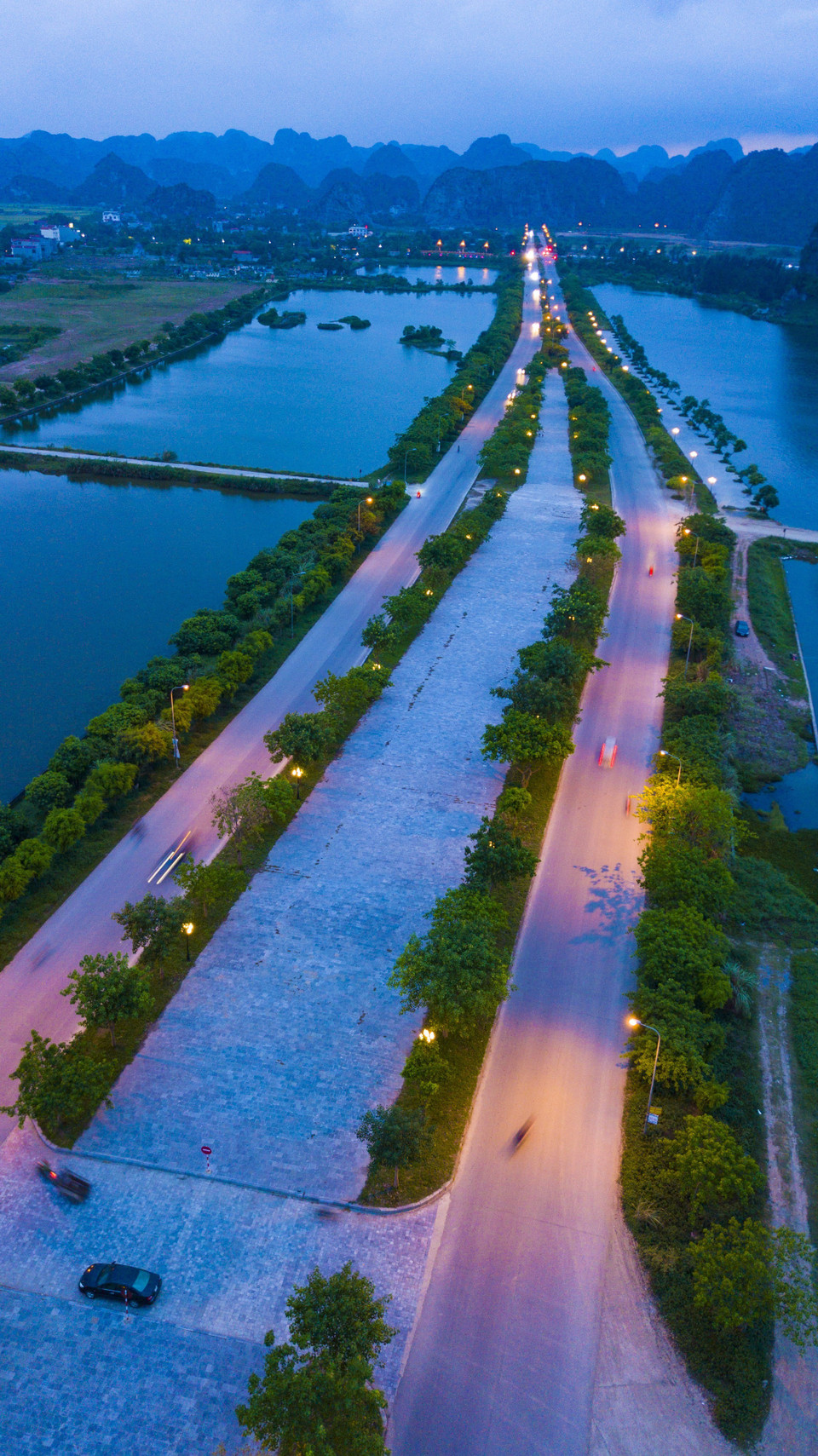 Một góc thành phố Ninh Bình khi lên đèn được nhìn từ trên cao. (Ảnh: Minh Đức/TTXVN)