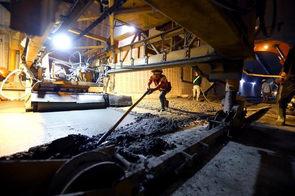 Những mét bêtông cuối cùng trong hầm đang được hoàn thiện. (Ảnh: Huy Hùng/TTXVN)