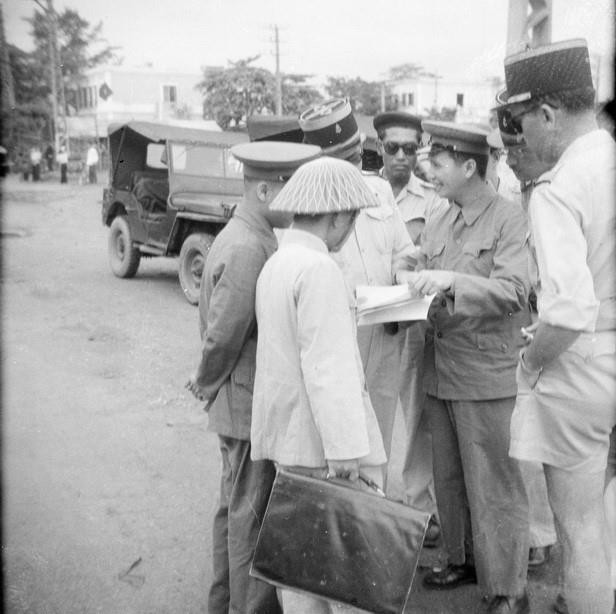 Ủy ban liên hợp thảo luận việc tiếp thu khu Tam Bạc. (Ảnh: Tư liệu TTXVN)