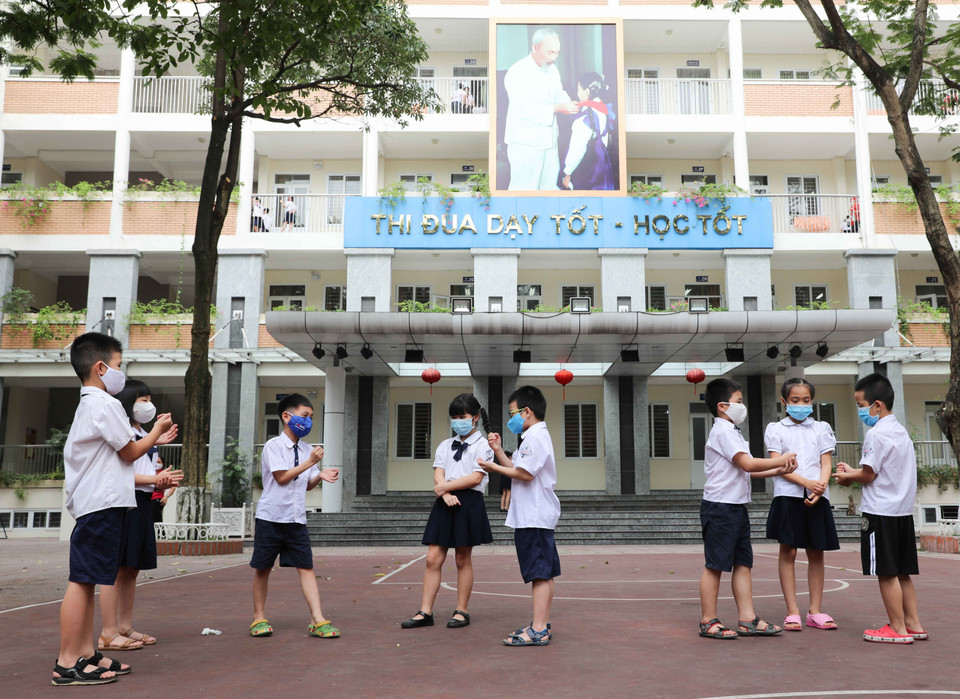 Giờ ra chơi, các em luôn được nhắc nhở đeo khẩu trang để phòng, chống dịch theo đúng khuyến cáo của ngành y tế. (Ảnh: Thanh Tùng/TTXVN)