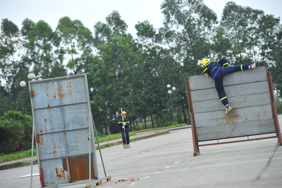 Chiến sỹ với bài tập vượt tường để chữa cháy. (Ảnh: Minh Đức/TTXVN)