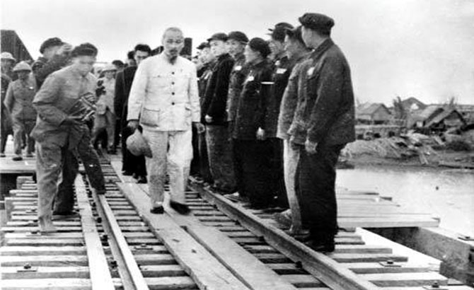 Chủ tịch Hồ Chí Minh đến thăm công trường khôi phục đường sắt Hà Nội - Mục Nam Quan và cầu Phủ Lạng Thương (Bắc Giang) ngày 25/1/1955. (Ảnh: Tư liệu/TTXVN)