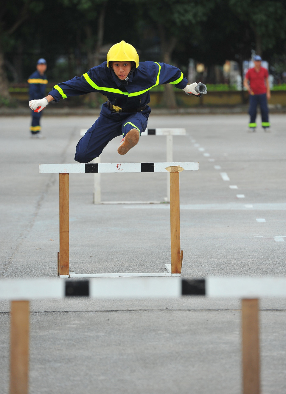 Những bài thực hành thể lực cơ bản của lính cứu hỏa. (Ảnh: Minh Đức/TTXVN)