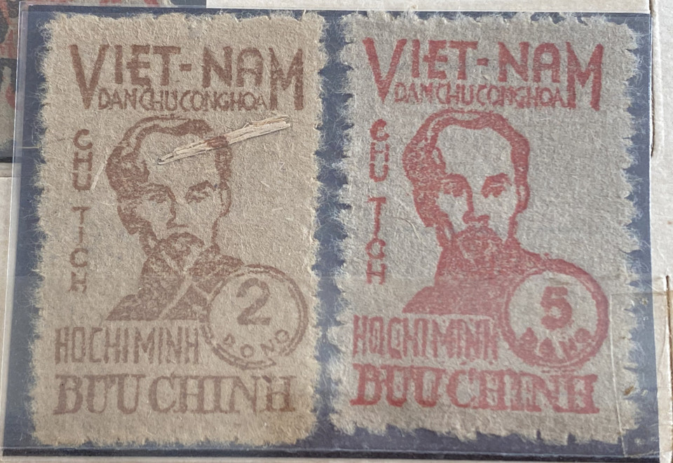 Một trong những con tem Bác Hồ bị dị bản (do lỗi của giấy in tem) còn nguyên một sợi rơm được phát hành rất có giá trị mà ông Huệ đang sở hữu. (Ảnh: Công Mạo/TTXVN)