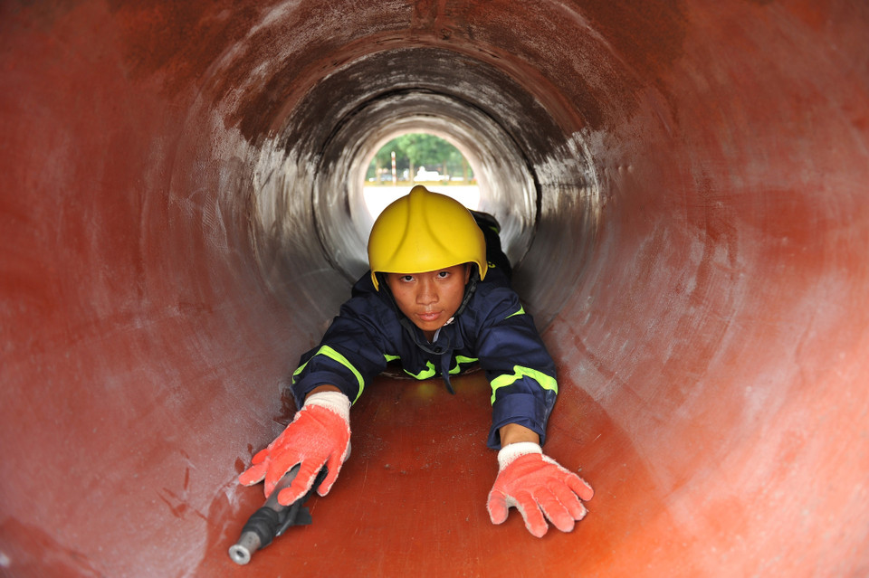 Những bài thực hành thể lực cơ bản của lính cứu hỏa. (Ảnh: Minh Đức/TTXVN)