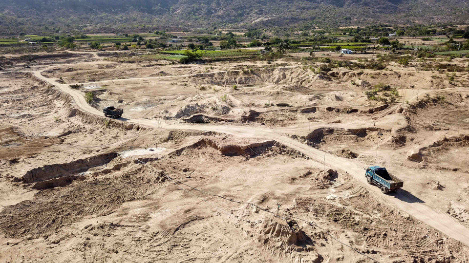 Dự án nạo vét, cải tạo hồ Ông Kinh, huyện Ninh Hải đang được triển khai góp phần chống hạn. (Ảnh: TTXVN)