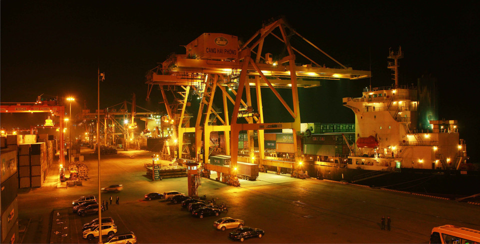 Bến container Tân Vũ - Lạch Huyện có 5 cầu tàu tổng chiều dài hơn 980m, năng lực tiếp nhận tàu tải trọng đến 40.000 tấn, được trang thiết bị tiên tiến hiện đại nhất khu vực bán đảo Đình Vũ-Hải Phòng. (Ảnh: Lâm Khánh/TTXVN)