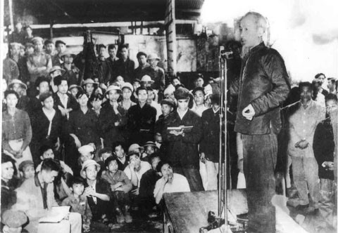 Bác Hồ nói chuyện với công nhân Nhà máy cơ khí Duyên Hải (Hải Phòng), ngày 16/3/1961. (Ảnh: Tư liệu TTXVN)