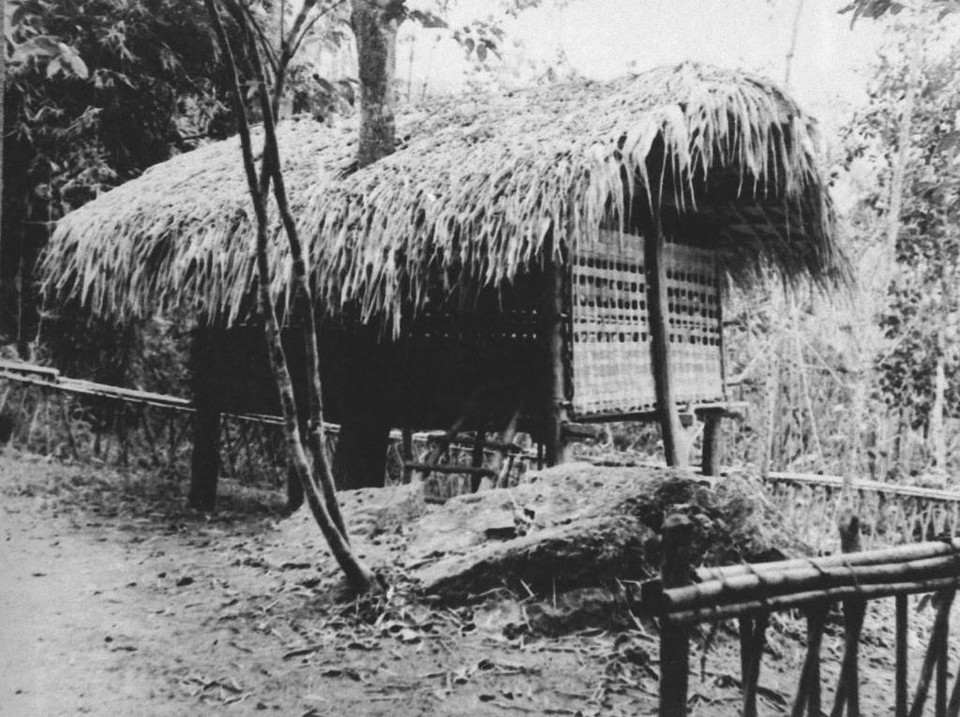 Lán Nà Nưa (Tuyên Quang) - nơi Bác Hồ làm việc trong những ngày ở chiến khu Việt Bắc. Những văn kiện, chỉ thị, các chủ trương kế hoạch đều được Bác khởi thảo từ căn lán này. Tại đây, Bác Hồ đã triệu tập hội nghị cán bộ ngày 4/6/1945, quyết định thống nhất chiến khu thành Khu giải phóng, thống nhất các lực lượng vũ trang thành Quân giải phóng. (Ảnh: Tư liệu/TTXVN phát)