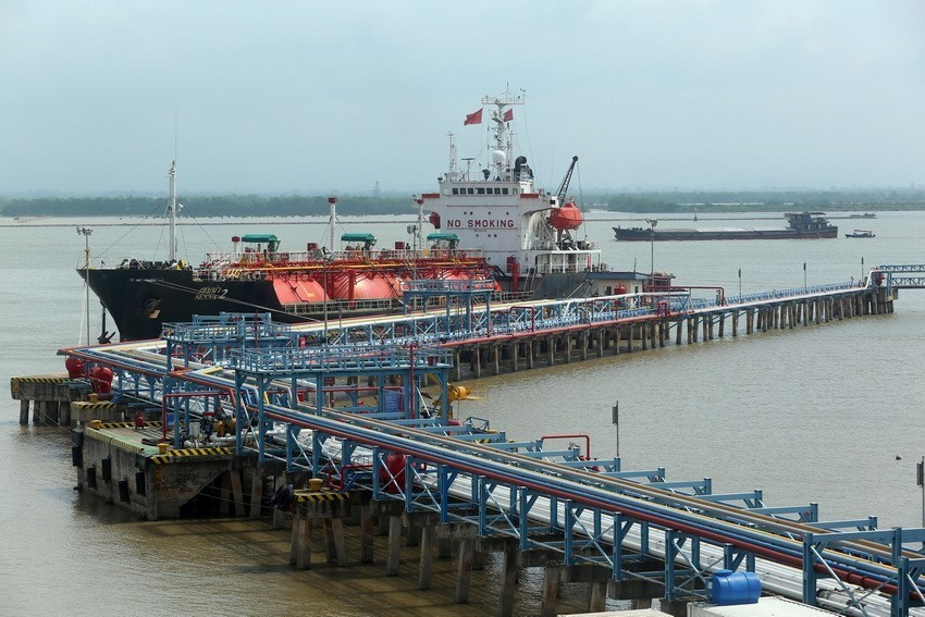 Tàu vào nhập xăng dầu tại Cảng khí hóa lỏng Đình Vũ (Hải Phòng). (Ảnh: Huy Hùng/TTXVN)