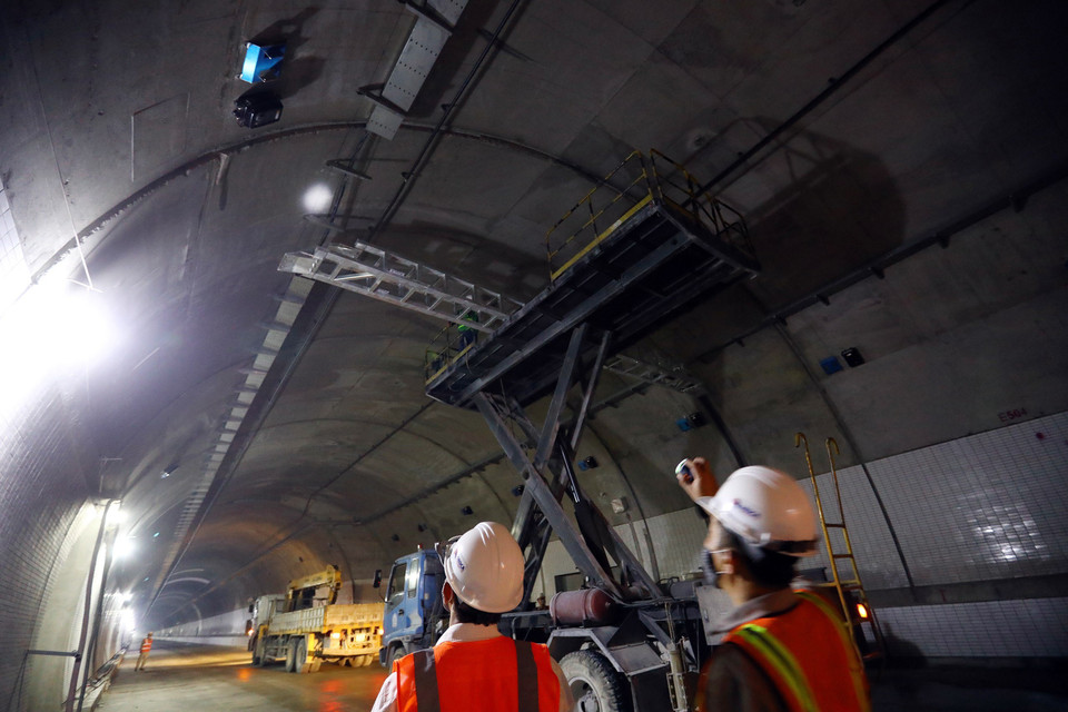 Lắp đặt phần cơ điện và ITS trong hầm Hải Vân 2. (Ảnh: Huy Hùng/TTXVN)