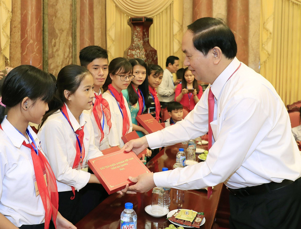 Chủ tịch nước Trần Đại Quang tặng quà cho trẻ em có hoàn cảnh đặc biệt khó khan nhân dịp Tết thiếu nhi 1/6/2017. (Ảnh: Nhan Sáng/TTXVN)