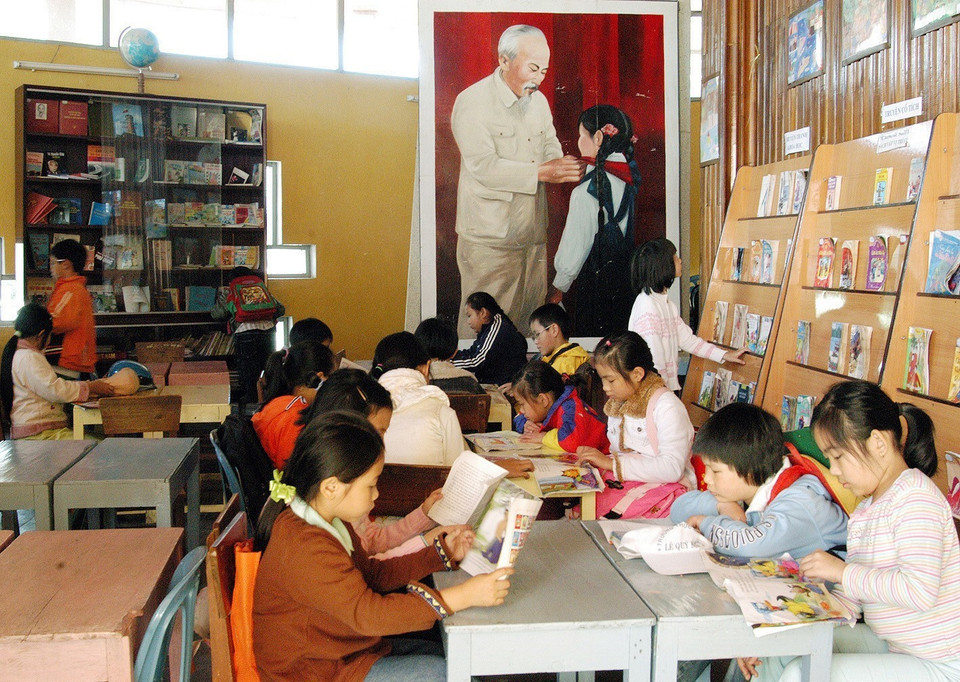 Thiếu nhi tỉnh Lâm Đồng đọc sách tại thư viện. (Ảnh: Dương Ngọc/TTXVN)