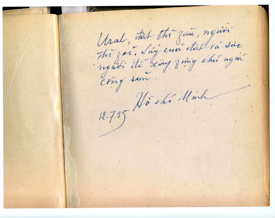Lưu bút của Bác trong sổ lưu niệm Bảo tàng Địa chất Urals. (Nguồn: TTXVN)