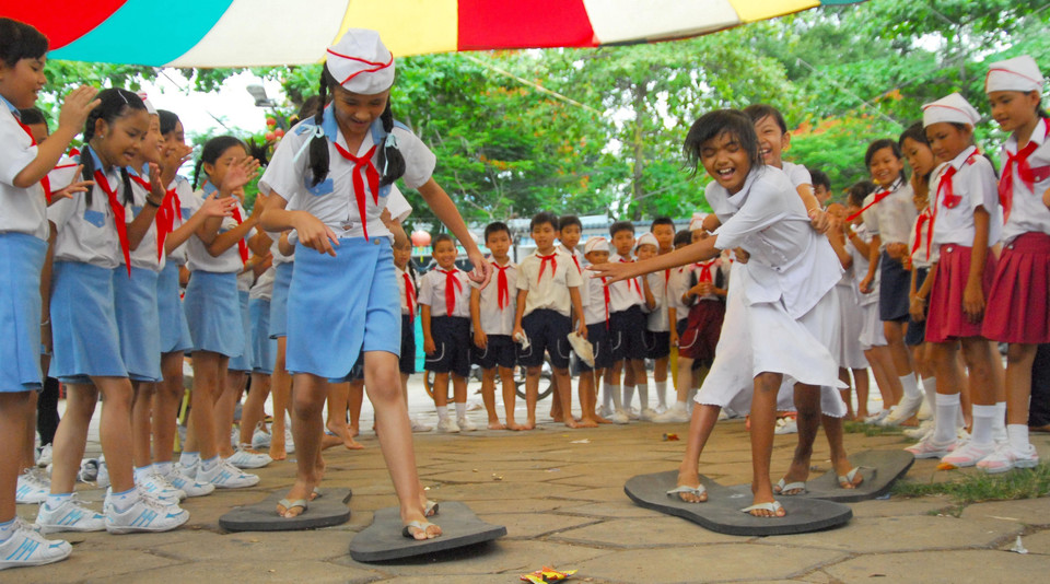 Thiếu nhi Cần Thơ tham gia trò chơi 'Hành quân theo bước chân Quang Trung' trong ngày Quốc tế thiếu nhi 1/6/2009. (Ảnh: Thanh Vũ/TTXVN)