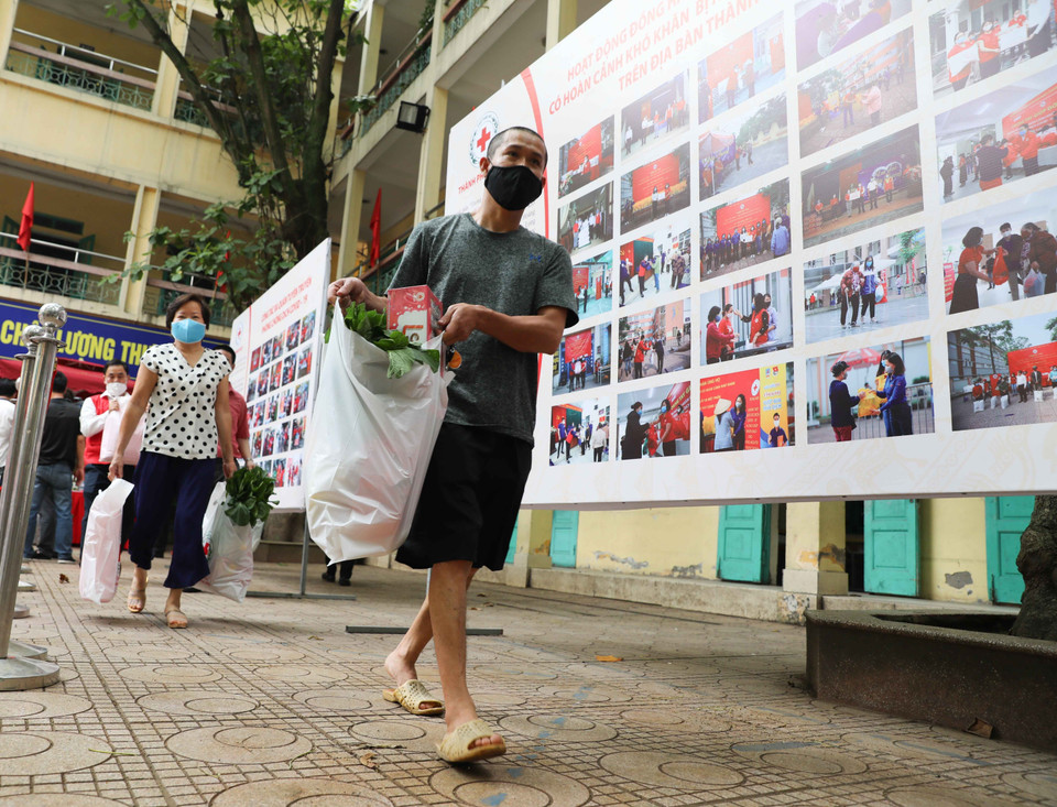 Người khuyết tật, người có hoàn cảnh khó khăn trên địa bàn quận Hoàn Kiếm nhận những phần hỗ trợ tại Chợ Nhân đạo. (Ảnh: Thanh Tùng/TTXVN)