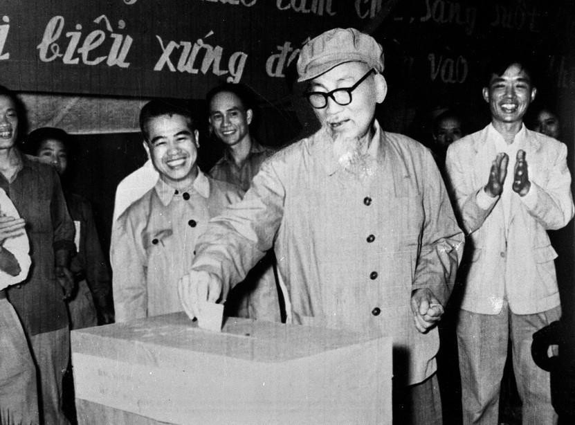 Ngày 27/4/1969, Chủ tịch Hồ Chí Minh đến bỏ phiếu bầu cử đại biểu Hội đồng nhân dân khu phố Ba Đình khóa V tại hòm phiếu số 6, đơn vị bầu cử 1, tiểu khu 1, khu phố Ba Đình, Hà Nội. (Ảnh: TTXVN)